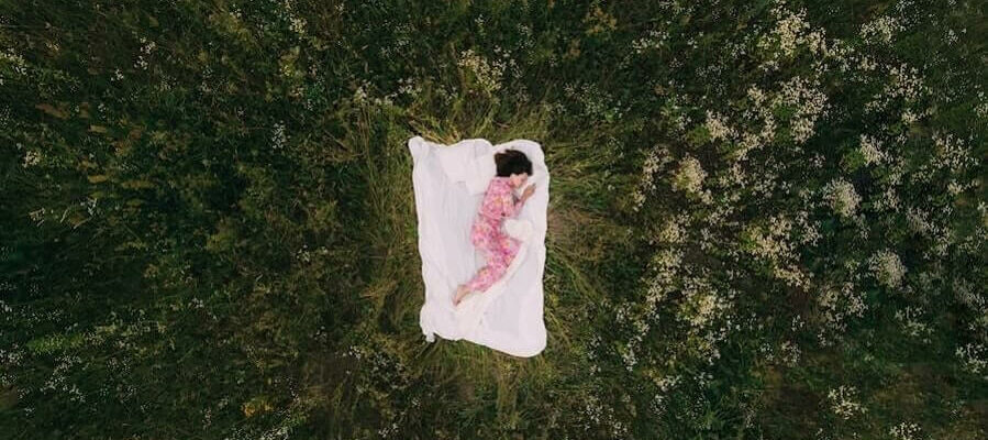 donna che dorme nella natura